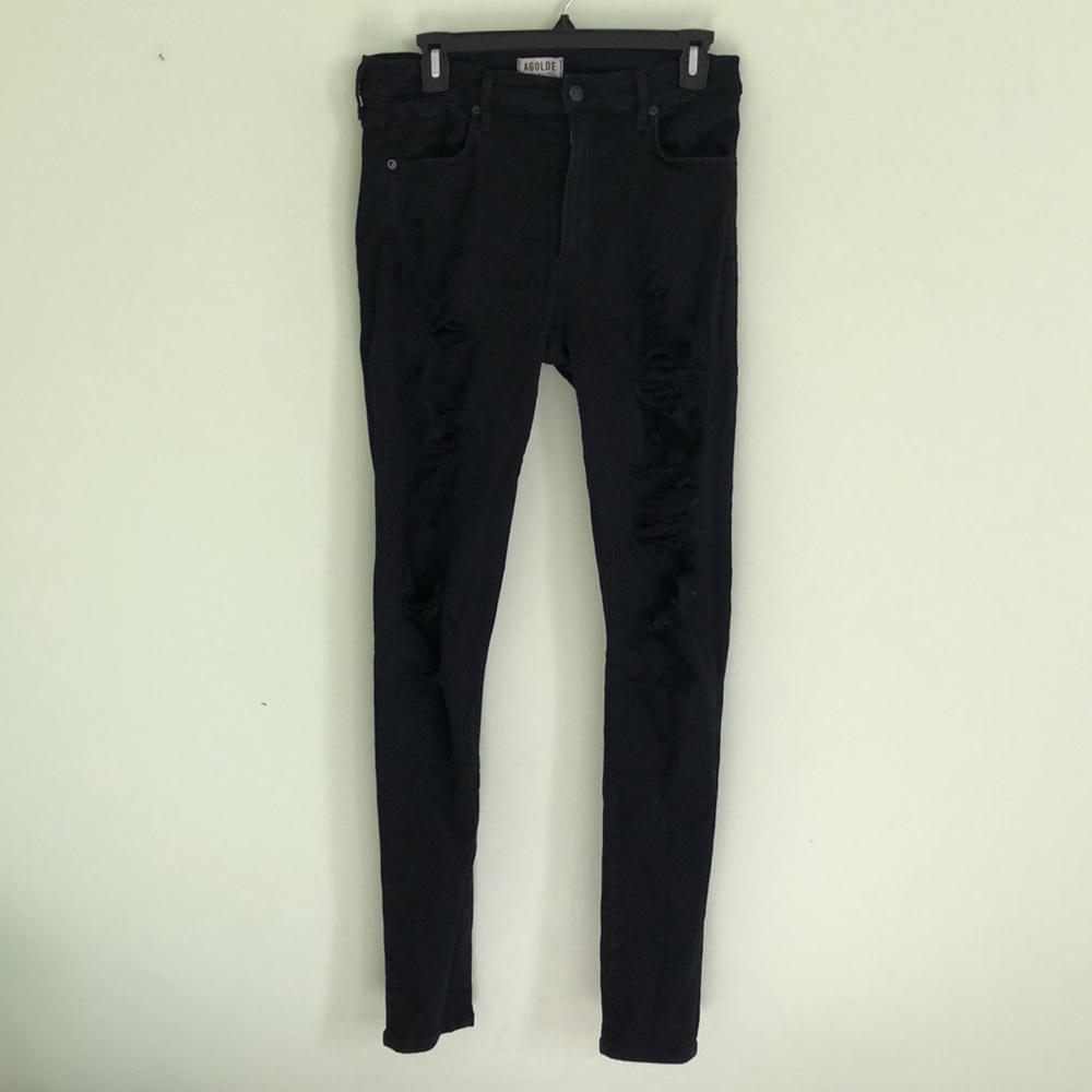 A gold e black ripped jeans